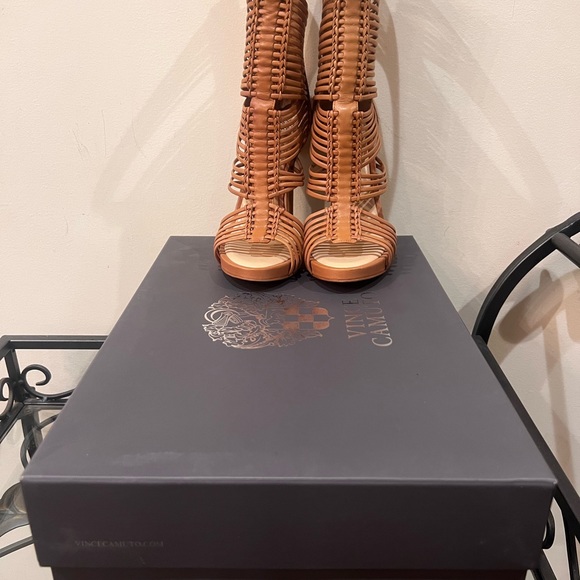 Vince Camuto Barbara Heel in Tan,Size 7 - Picture 4 of 5